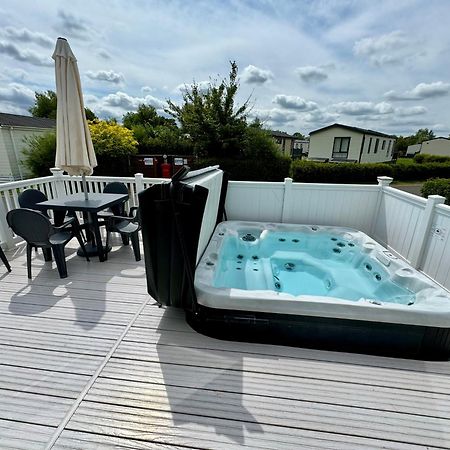 Paws Lodge, Hot Tub, Pet Friendly South Cerney Exterior foto