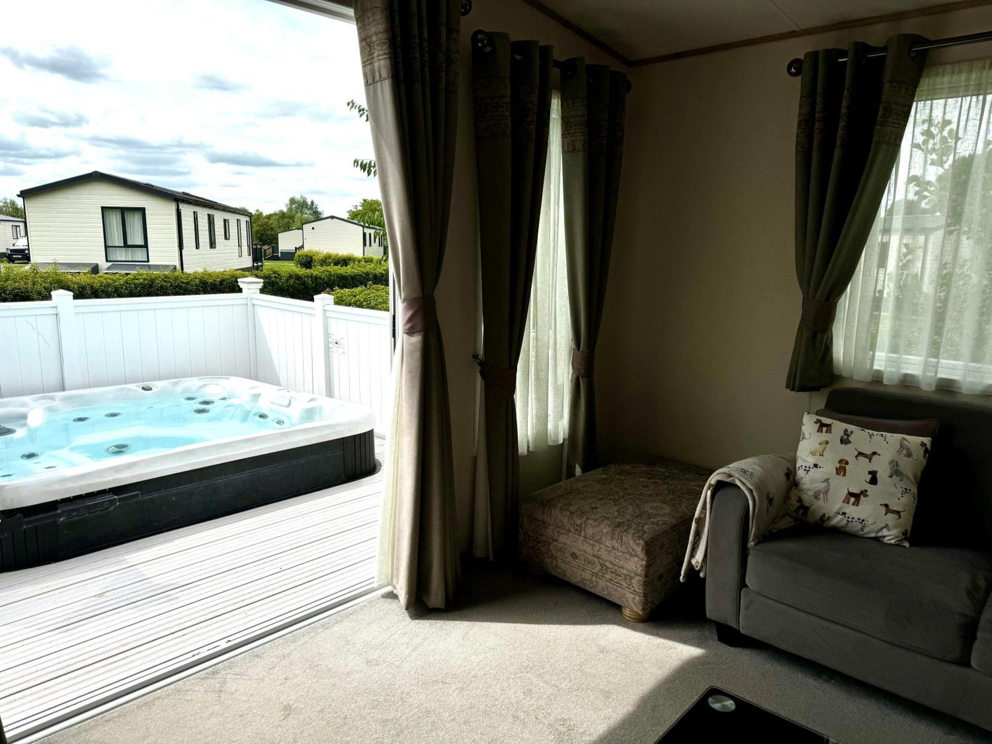 Paws Lodge, Hot Tub, Pet Friendly South Cerney Exterior foto