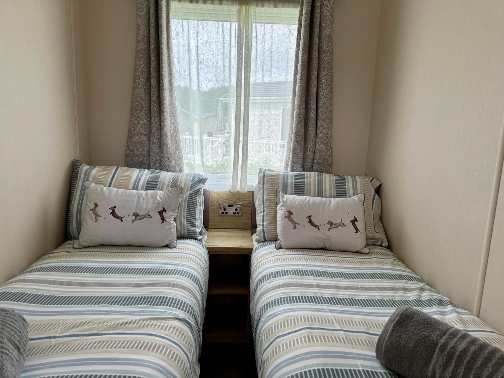 Paws Lodge, Hot Tub, Pet Friendly South Cerney Exterior foto